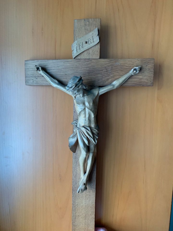Holzkreuz 47 cm, mit geschnitztem Christus in Regensburg