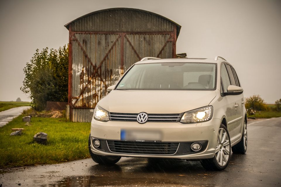 VW Touran Highline, TOP GEPFLEGT! in Groß-Umstadt