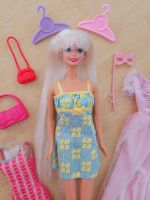 wunderschöne Vintage Barbie lange Haare mit Dornröschen Kleid Bayern - Würzburg Vorschau