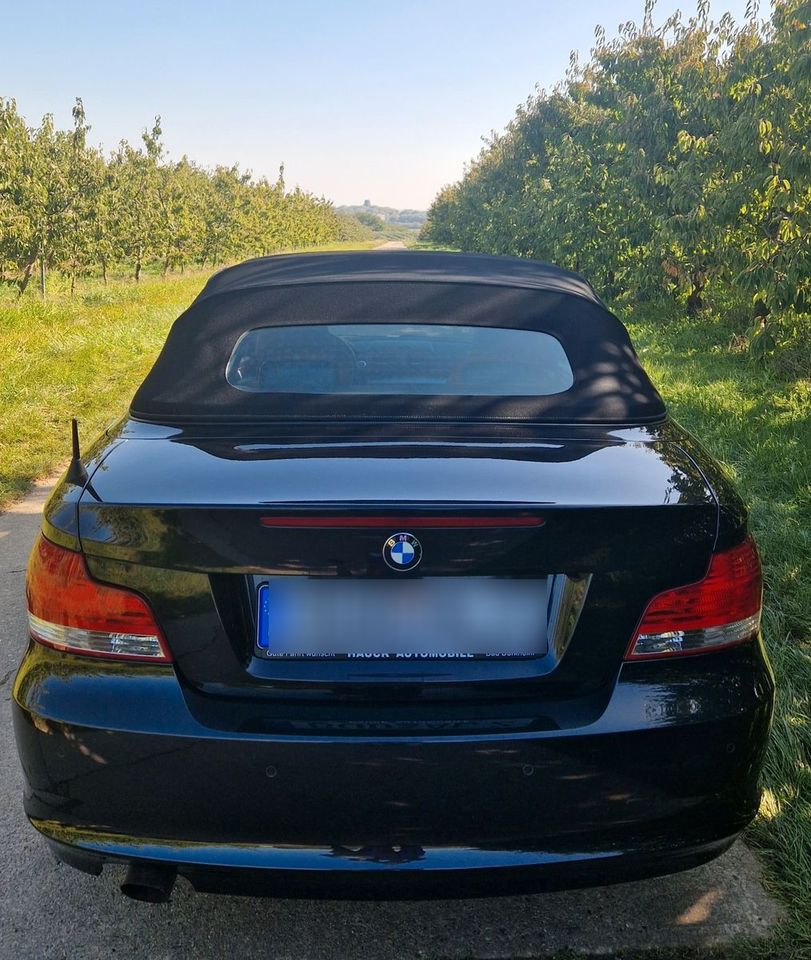 BMW 118i Cabrio - Schwarz Metallic Vollleder Rot in Friedberg (Hessen)