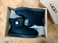 Schwarze UGGs mini Bailey Button Bling Größe 40 Berlin - Reinickendorf Vorschau