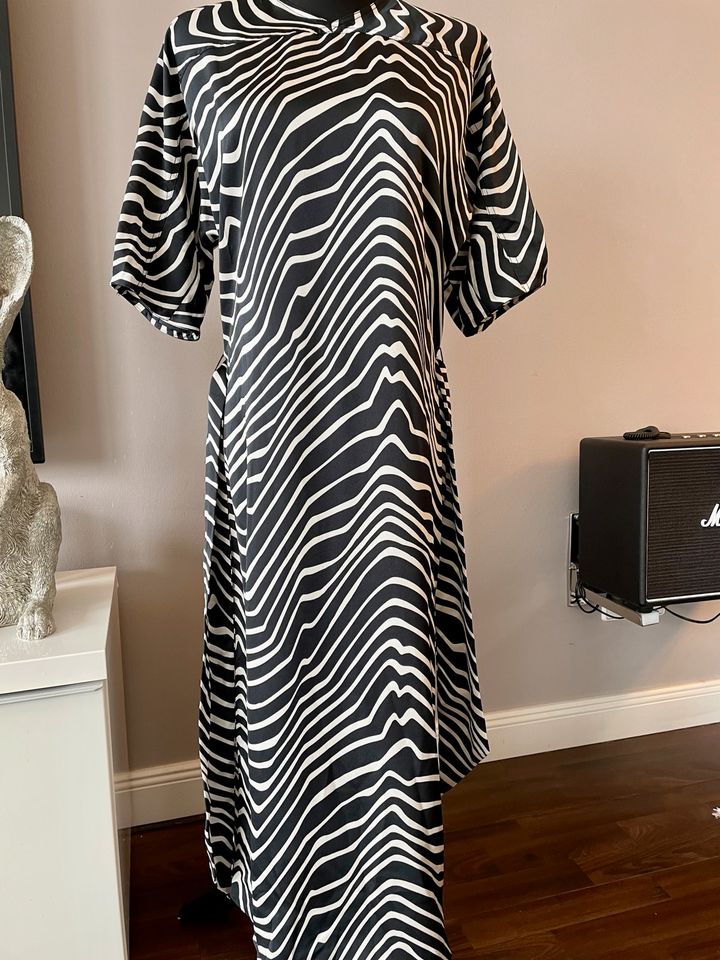 Zebra Kleid von Mango in Norderstedt