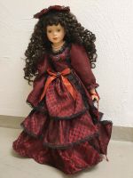 Rote Porzellanpuppe mit Schirm 53 cm Dame Prinzessin Weihnachten Frankfurt am Main - Bergen-Enkheim Vorschau