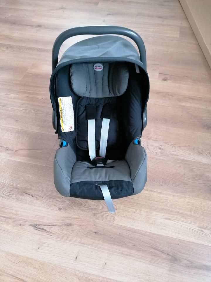 Römer Babyschale Babysafe Plus , Kindersitz in Schmallenberg