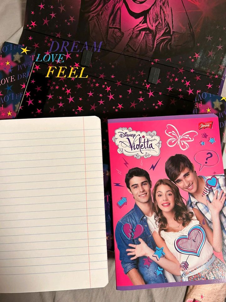 Für alle Violetta-Fans: Sammelmappe + Box, Hefte + Stickerheft in Duisburg