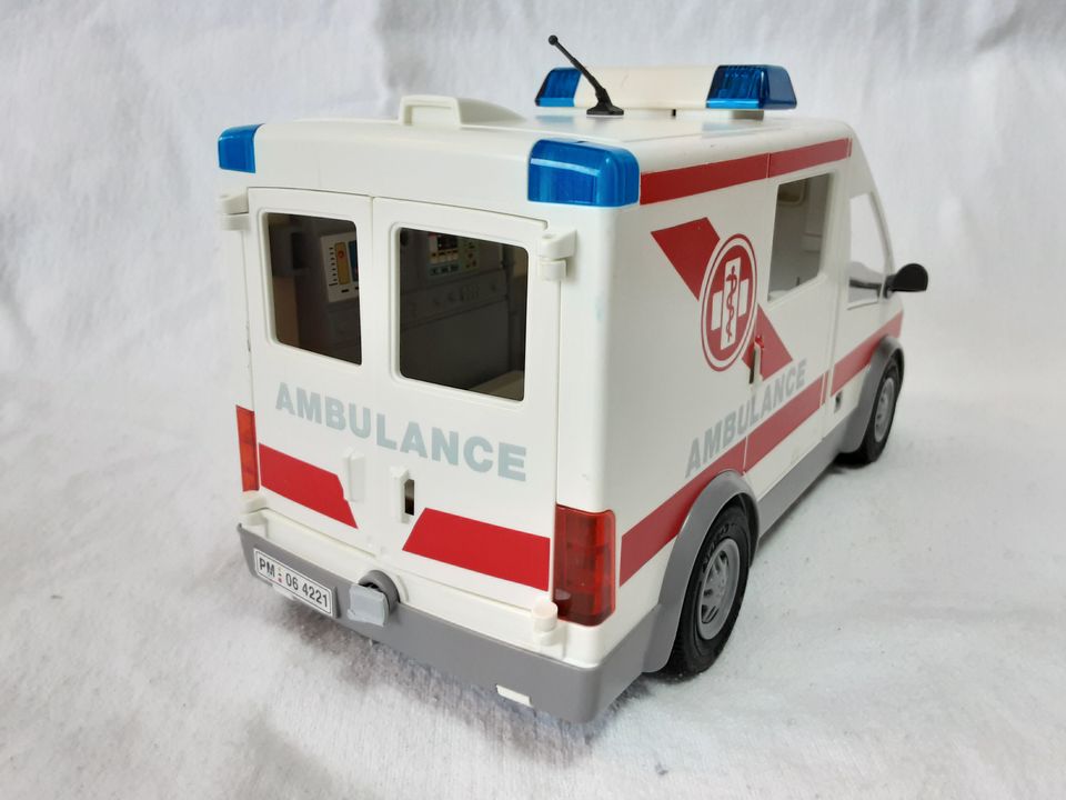 Playmobil 4221 Krankenwagen Rettungstransport Set in Niedermurach