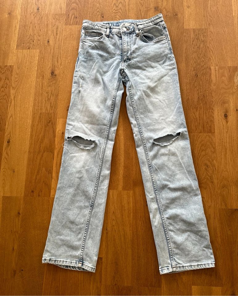 Jeans gerade hellblau washed Löcher H&M Gr 170 in Hamburg