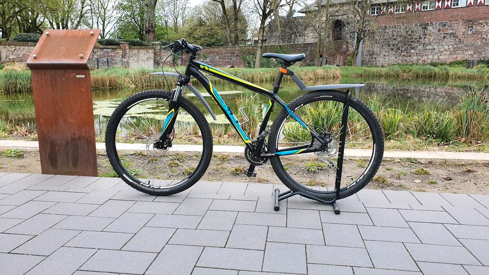 Upcycling-now-bikes bietet ein: Specialized Hardrock 29 Zoll in Dinslaken