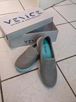 NEU Gr. 37 Slipper Hausschuhe Leichte Schuhe Venice Deichmann Kr. München - Riemerling Vorschau