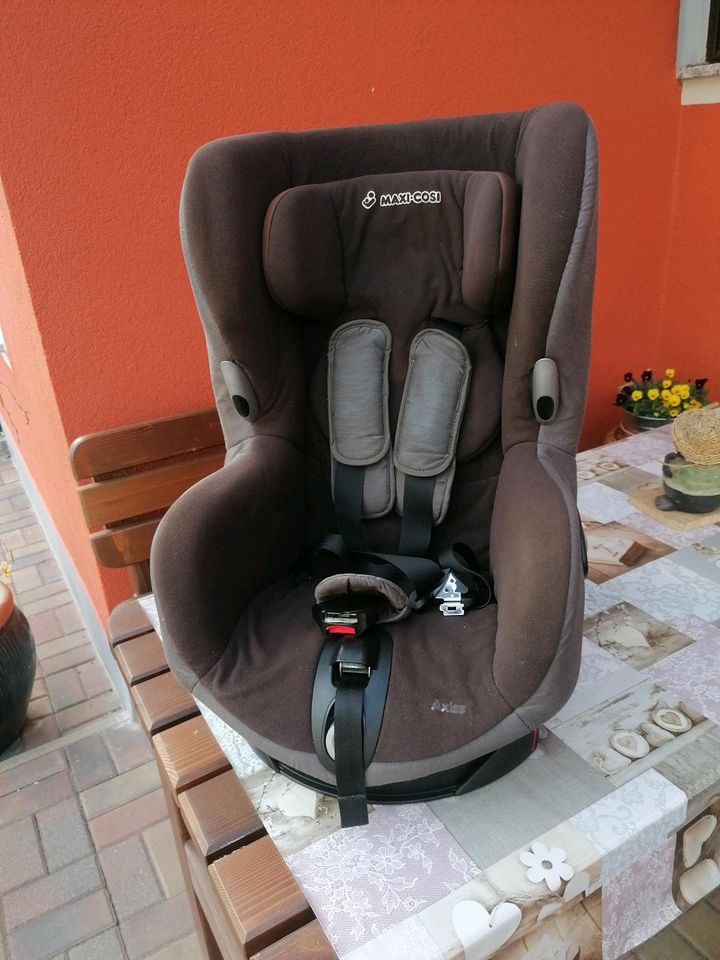 Maxi Cosi Kindersitz drehbar Axiss 2x vorhanden in Schwepnitz