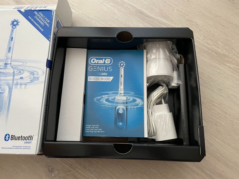 Elektrische Zahnbürste von Oral-B Genius 8000-9000 in Leipzig