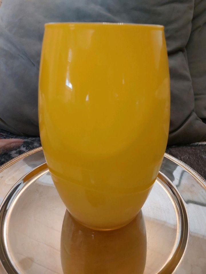 Blumenvase Glas gelb 20cm hoch. in Pohlheim