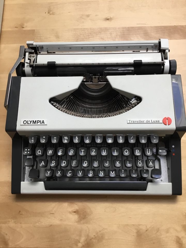 Schreibmaschine Olympia Traveller de Luxe in Hamburg