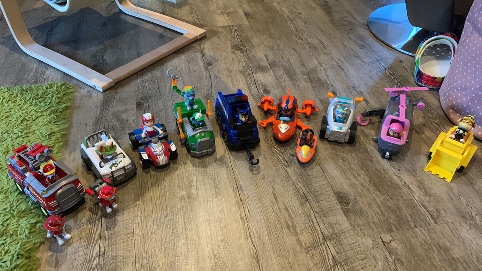 Figuren und Fahrzeuge von Paw Patrol in Alstedde