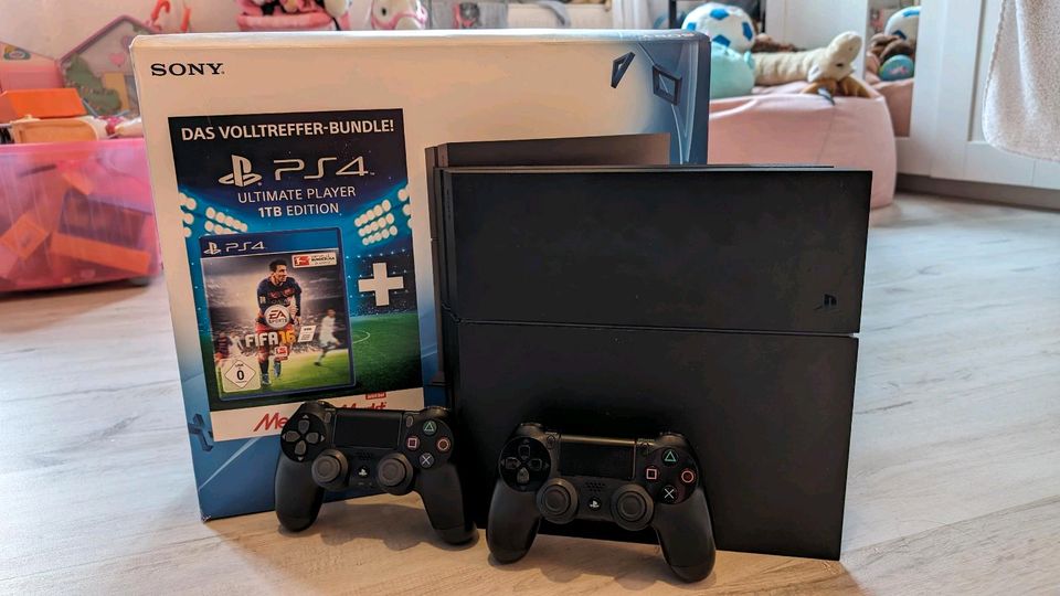 PS 4 slim mit 2 Controller in Eberswalde