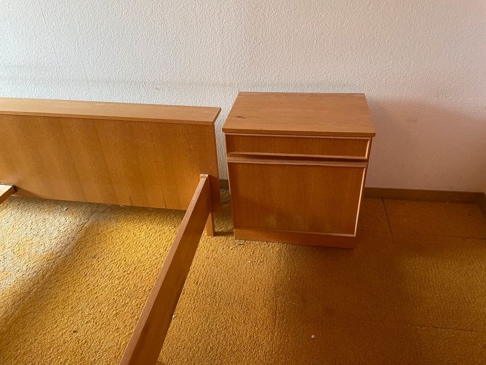 Schlafzimmer Eiche Bett Schrank Kommode Spiegel in Schwäbisch Hall