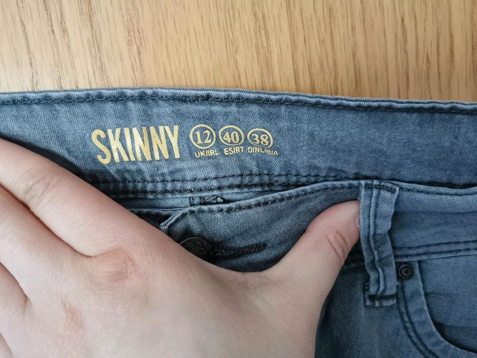 Graue Skinny Jeans in Hassel bei Stendal