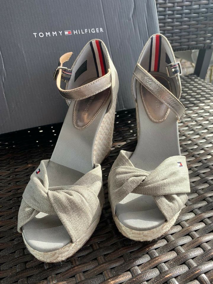 Tommy Hilfiger Elena Sandalen Gr. 37 grau schimmernd wie NEU in Elzach