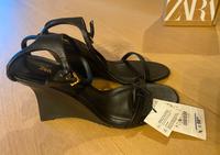 Sandaletten schwarz neu mit Etikett Leder 37 Zara Schuhe Niedersachsen - Syke Vorschau