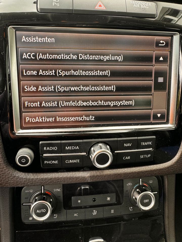 VW Touareg 3.0 V6 TDI Absolute Voll Ausstattung in Paderborn