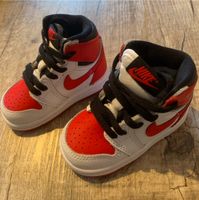 JORDAN 1 RETRO HIGH OG (TD) Größe 19.5 weiß/rot-schwarz Bayern - Tacherting Vorschau