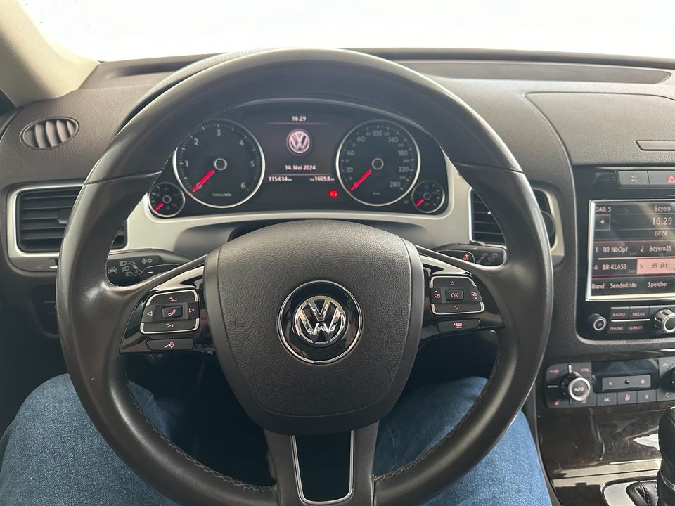 Volkswagen VW Touareg 3.0 V6 TDI R-Line VOLL in Altdorf