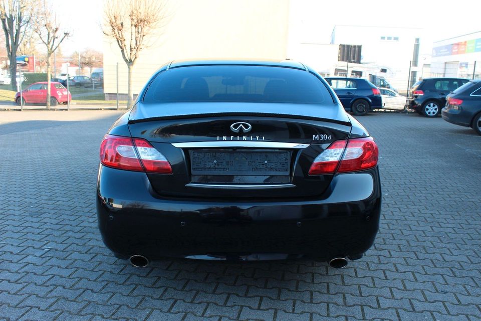 Infiniti M30 30d V6 S Auto in Mainz