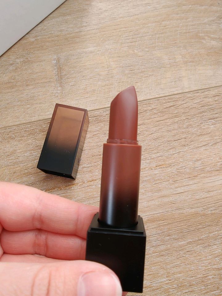 Huda beauty Bossy browns Power Bullet cream glow lipstick Boss ch in Limburgerhof