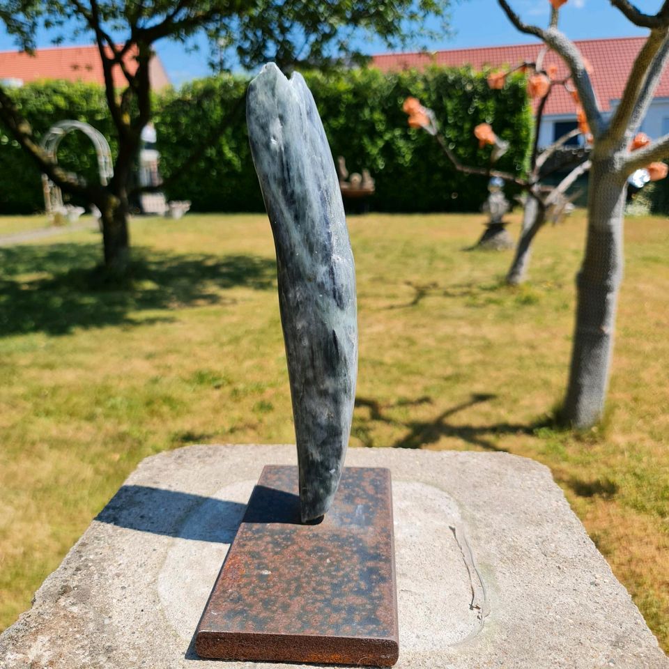 Abstrakt Speckstein Skulptur auf Metallfuß ( 3,6 kg ) 29,5 cm in Recklinghausen