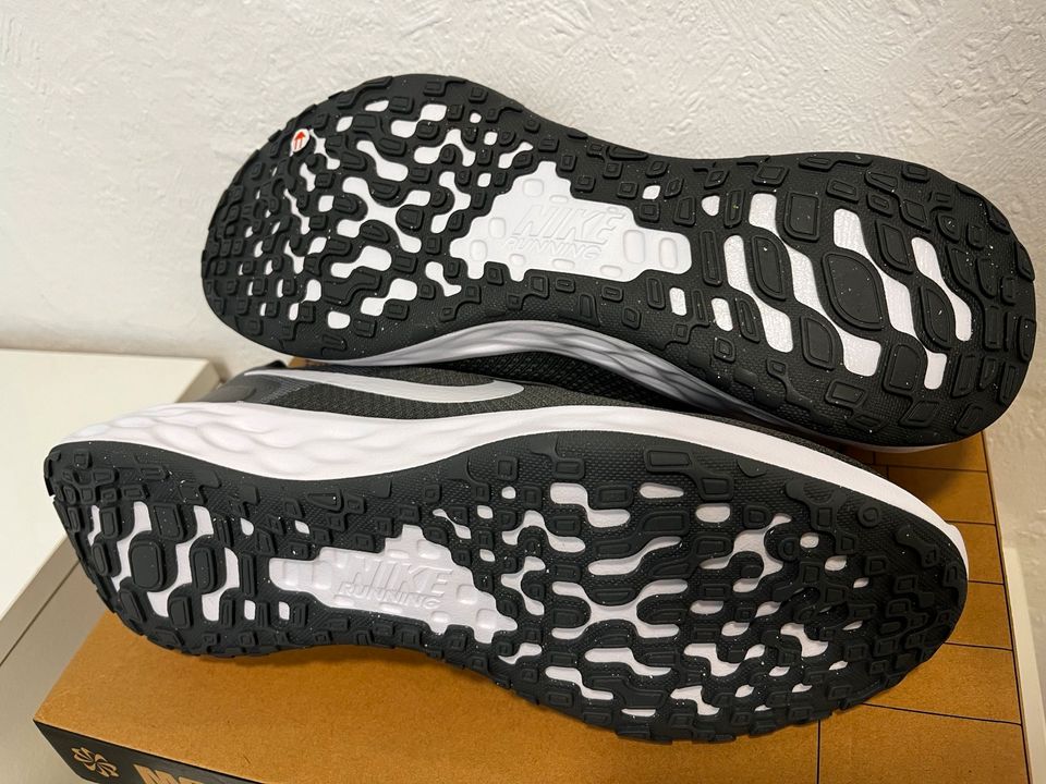 Herren Jungen Sport Schuhe Sneaker Nike Revolution 6 grau  45 in Lübeck