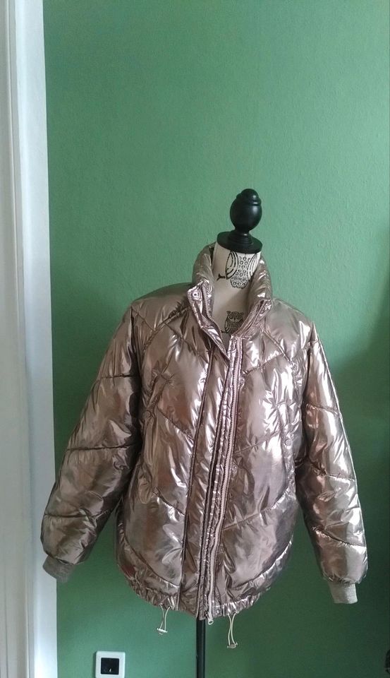 Goldene mettalic Pufferjacke H&M Größe 38 in Darmstadt