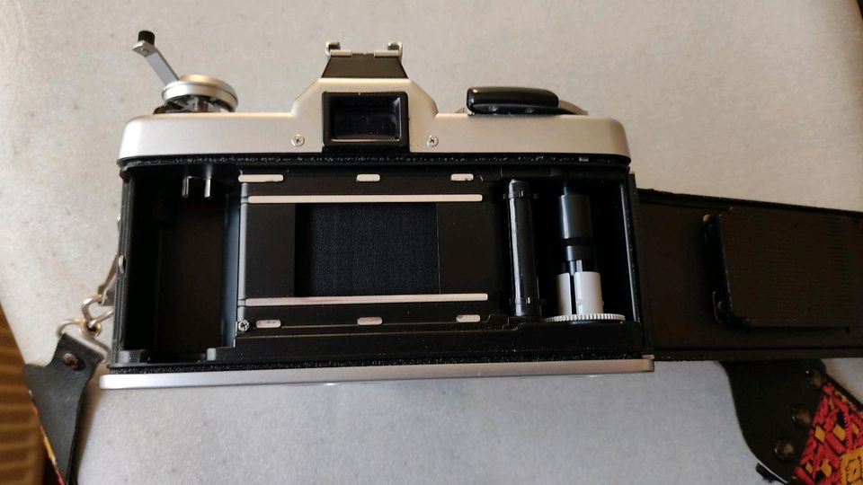 Minolta XG1 Spiegelreflexkamera mit Objektiven und Stativ in Ahlen