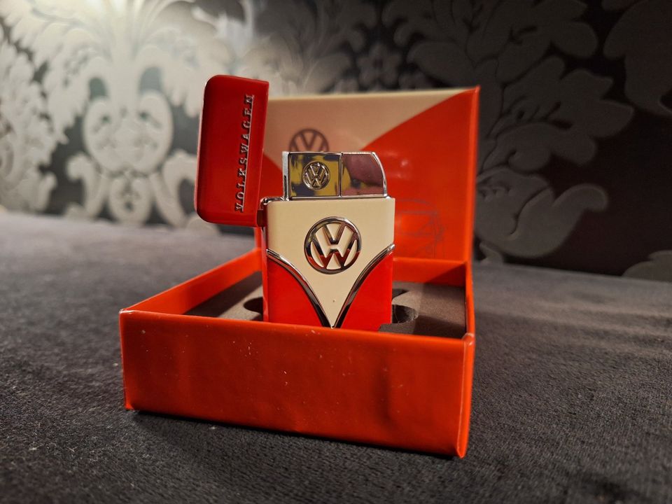 VW BUS T1 FEUERZEUG ZIPPO LIGHTER ROT BLAU SAMBA ORIGINAL KÄFER in Waldbröl