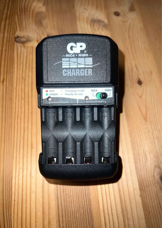 GP Akku Batterie Ladegerät / Charger Typ GPKB34P für NICd + NiMH in Neumünster