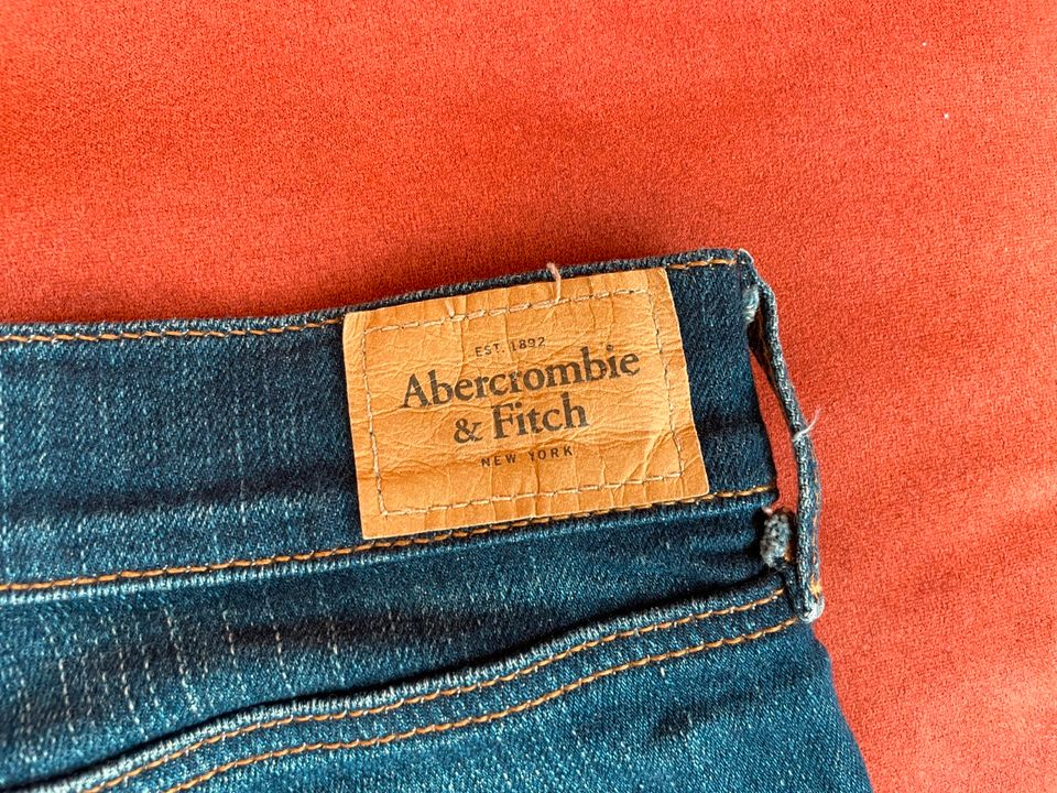 Sexy Hot Pants Shorty Jeans von Abercrombie & Fitch Gr. 25 in Roth