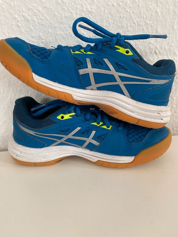 Asics upcourt 4 Größe 33 Hallenschuhe in Wettenberg