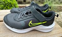 Nike Sneaker Laufschuhe Gr. 32 Nordrhein-Westfalen - Attendorn Vorschau