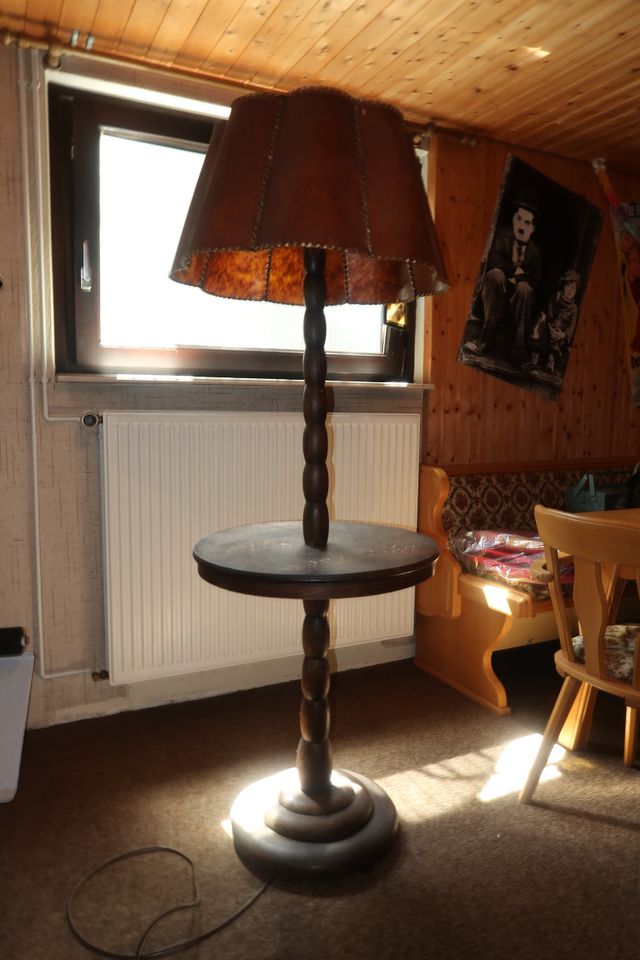 Antiker runder Lampentisch / Stehlampe in Wolfenbüttel