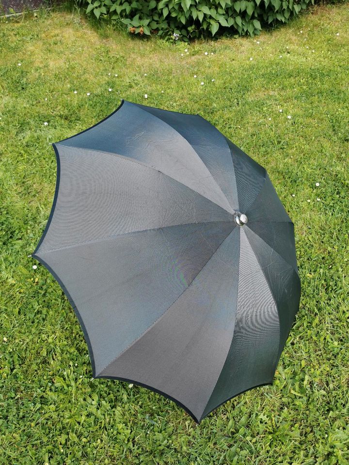 Alter Regenschirm mit Holzgriff und Lederhülle in Leipzig