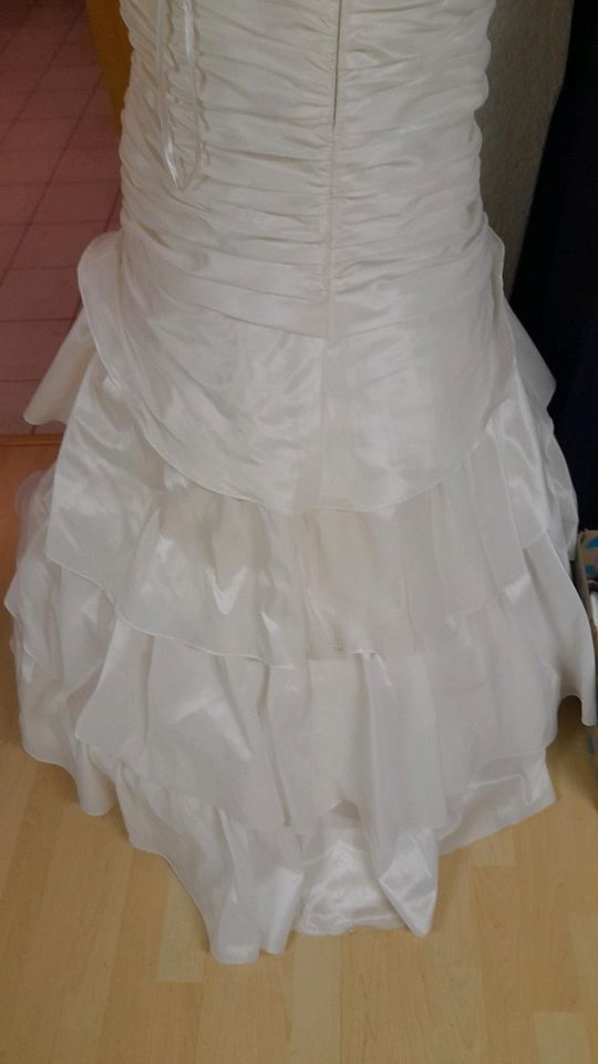 Brautkleid ivory mit Neckholder Größe 38/40/42 in Pforzheim