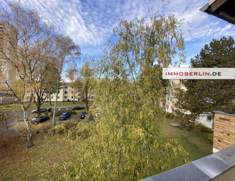 IMMOBERLIN.DE - Attraktive Wohnung mit Westbalkon für den Ersteinzug nach Sanierung in Berlin