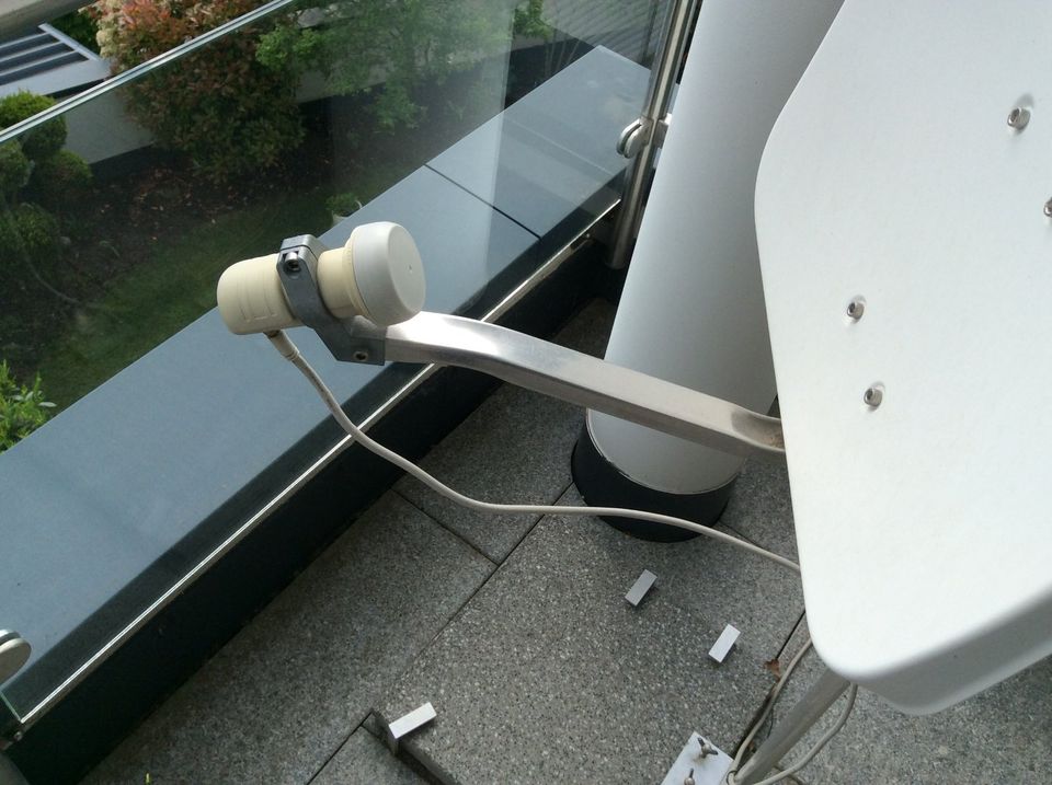 TechniSat-DigitalSat Antenne 45 cm inkl. Ständer mit Platte ⭐ ⭐ ⭐ in Aschaffenburg