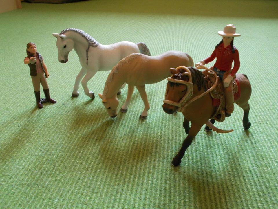 Schleich Pferde - drei Pferde mit zwei Figuren - neuwertig - in Schellerten