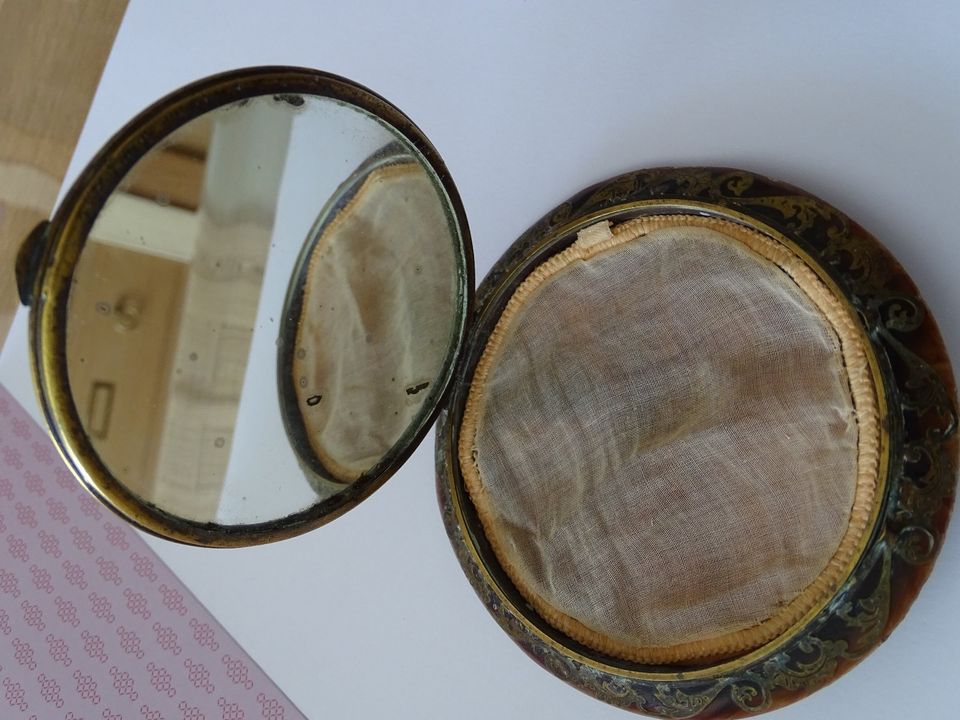 Antike Puderdose mit Spiegel, Lithographie und Messing verzierung in Homburg