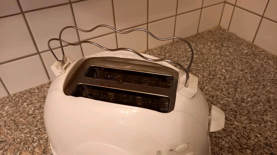 Toaster aus Kunststoff, weiß in Ingelheim am Rhein