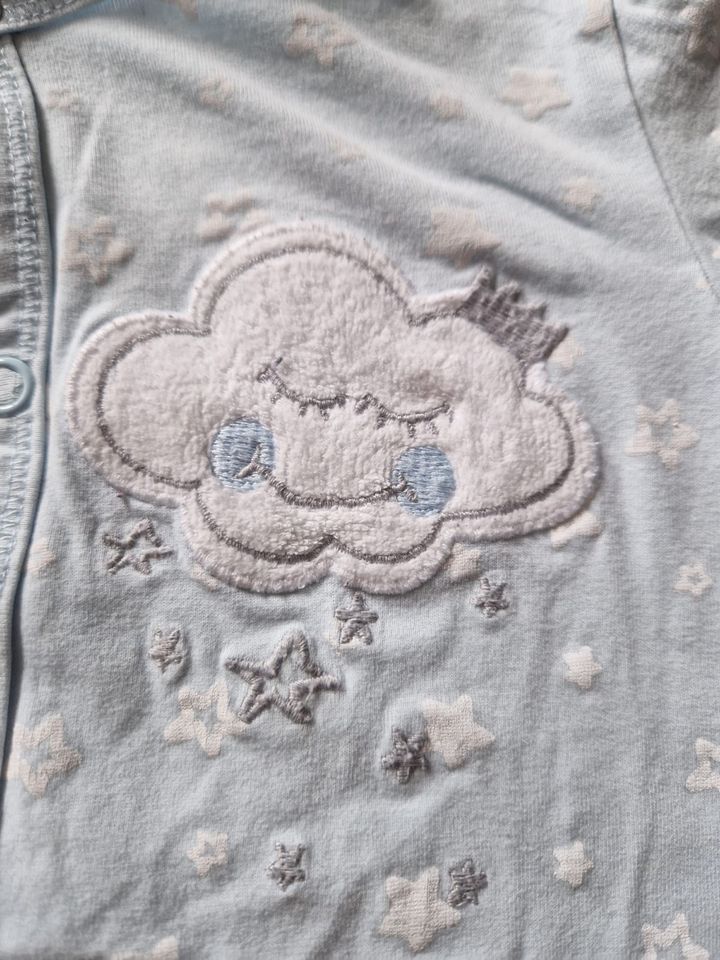 einteiliger Schlafanzug - hellblau mit Wolke - Kids - Gr.80 in Wentorf