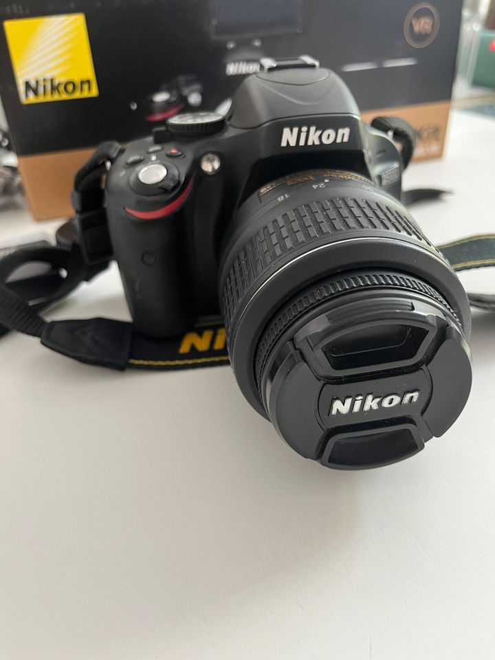 Spiegelreflexkamera mit Objektiv: Nikon D5100 18-55 VR Kit in Düsseldorf