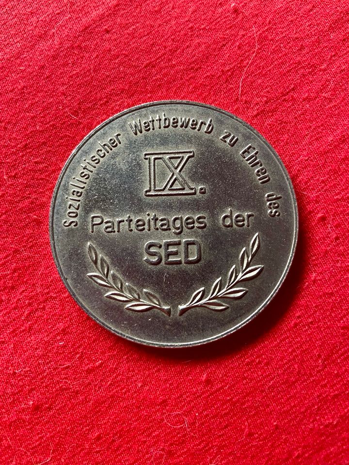 Verschiedene Münzen Medaillen Wartburg Trabant DDR in Gotha