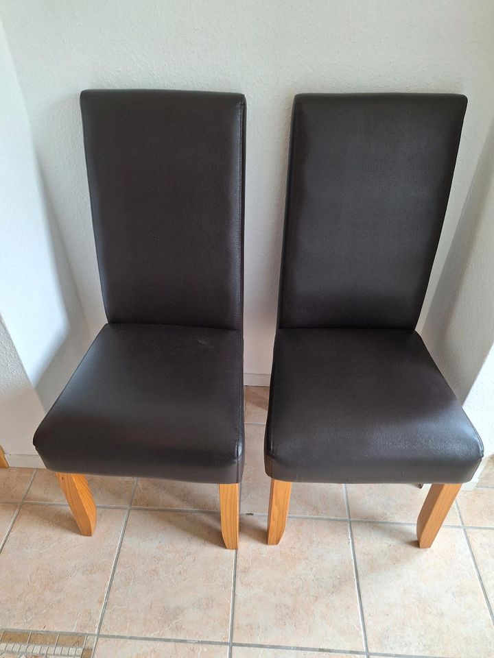 Zwei Stühle in Moormerland