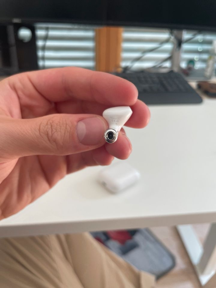 Original Apple AirPod 2. gen links defekt in Köln